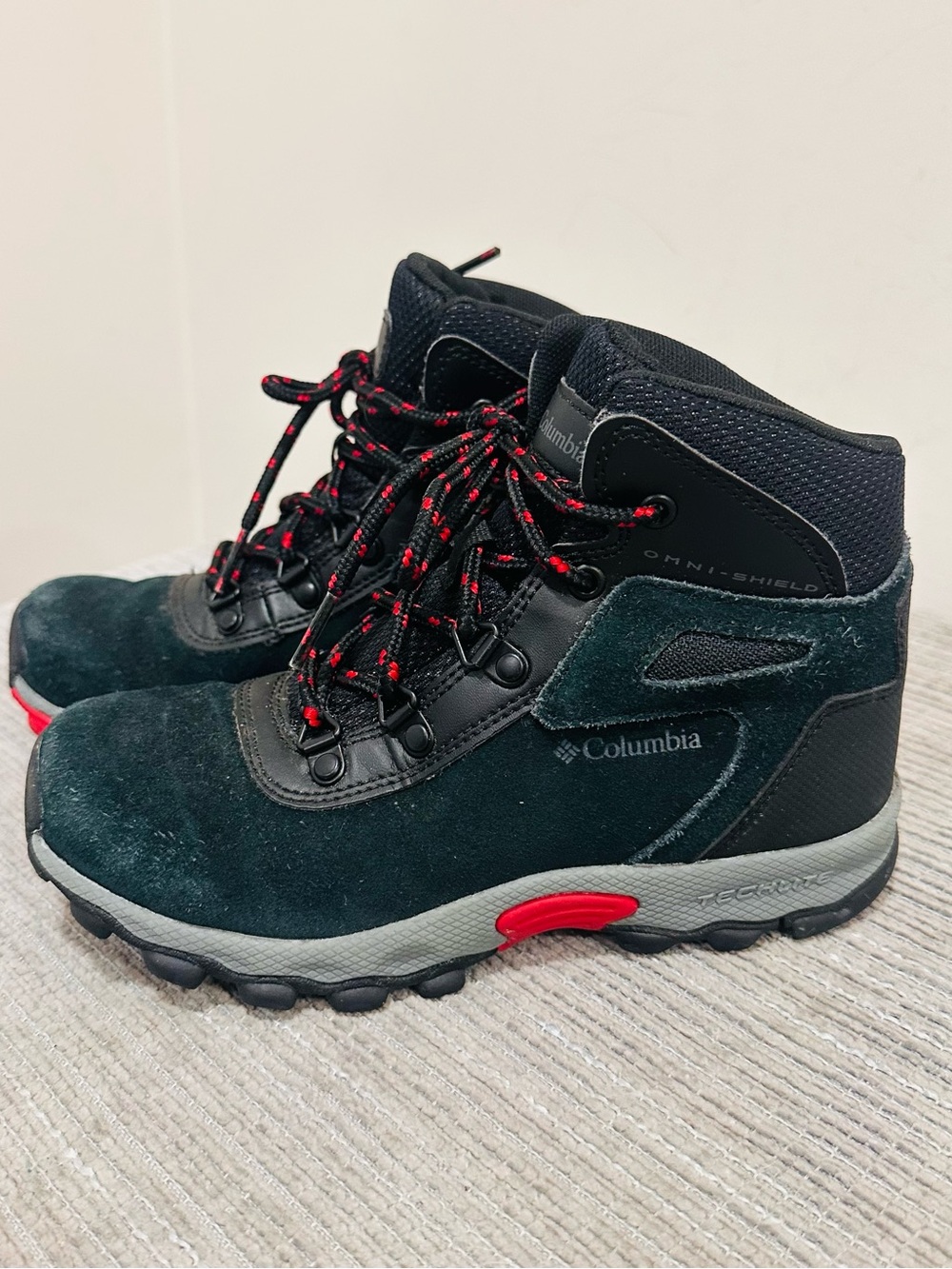 Columbia Kids Newton Ridge Amped Hiking Boots Black Red BY1016-010 Sz US 2 Youth